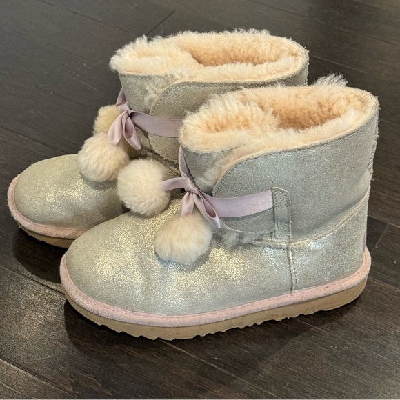 Girls Uggs Gita Silver Metallic boots - Picture 2 of 11